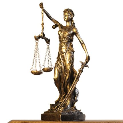 Aqumotic Greece Justitia Justice Fair Goddess Retro Craft Home Accessories Decoration European Creative Retro Cafe Sculpture 1